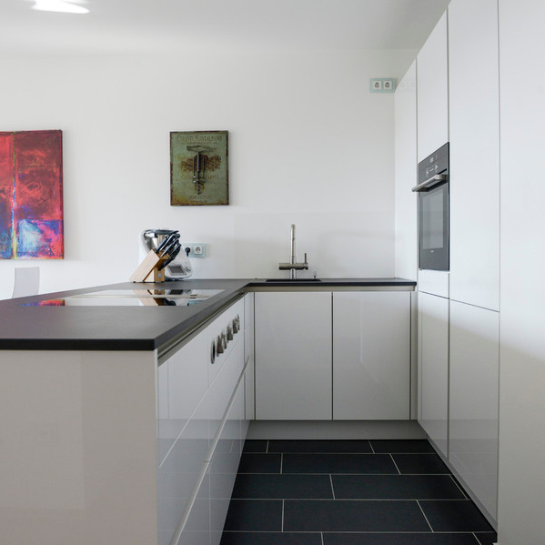 Kreative Siematic Einbauküche mit Kontrast, mit Dekton Arbeitsplatte und weiß lackierter Front