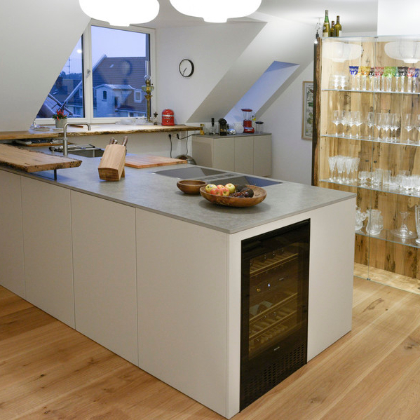 Siematic Küche mit Theke und Weinglas Regal vom Schreiner, mit Venezianischem Pfahlholz