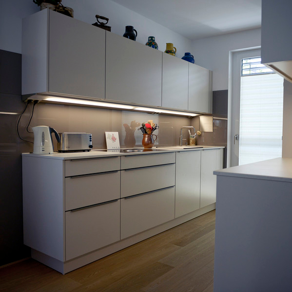 Küche mit Glasrückwand nach NCS Farbe lackiert, mit Quooker kochend Wasserhahn